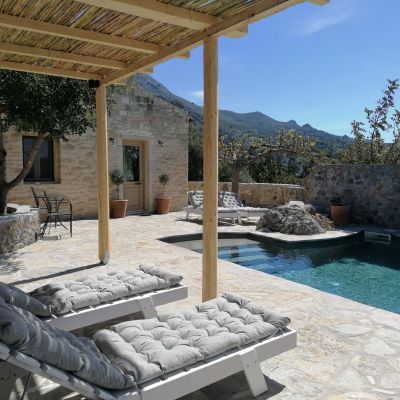 Deluxe Stone cottage with private heated Pool . 