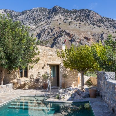 Deluxe Stone cottage with private heated Pool.